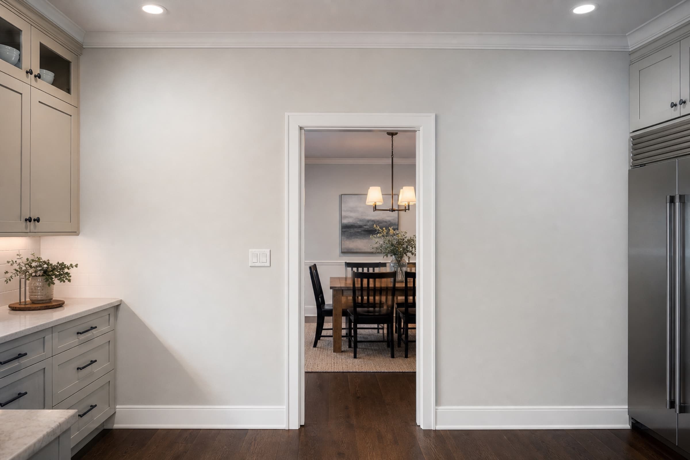 The kitchen side of the wall between the kitchen and dining room, closed with a single doorway